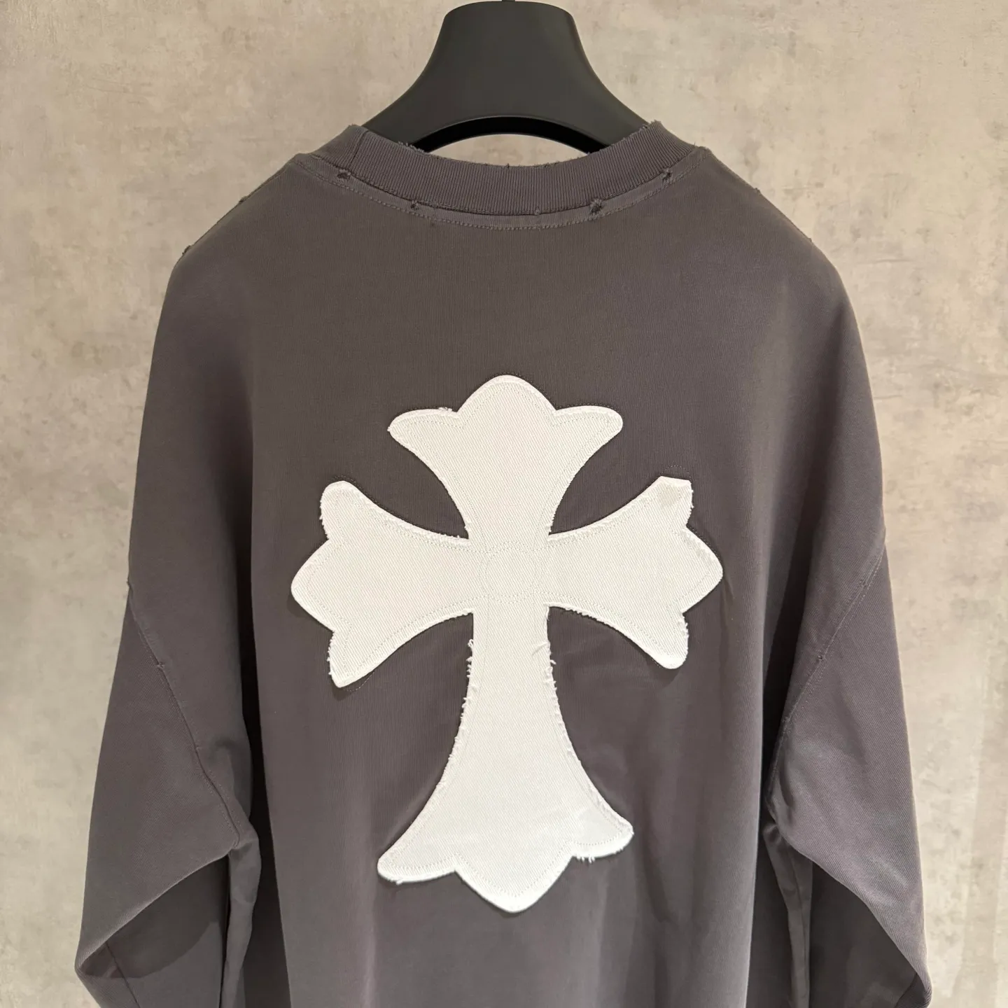 🅿️350 [Strict quality control] CH Crow Heart's new appliqué embroidered long-sleeved sweatshirt T-shirt. Heavy 340g double yarn fabric. Wash the whole garment twice. Frayed and torn on all four sides. Heavy fabric. The neckline is made of icy Salona. Loose fit. Deep, wide and stylish. No deformation or shrinkage. Color: 3 colors, black, white and gray. Size: M-2xl